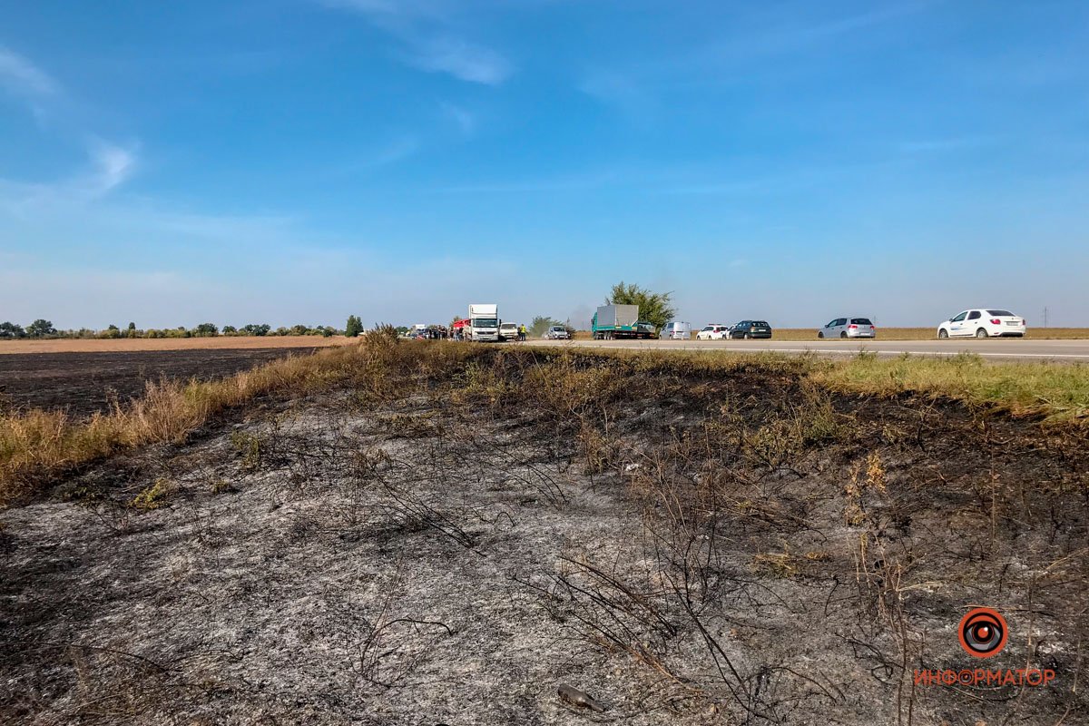 На трассе Днепр - Запорожье из-за масштабного пожара произошло ДТП с участием 5 машин 22