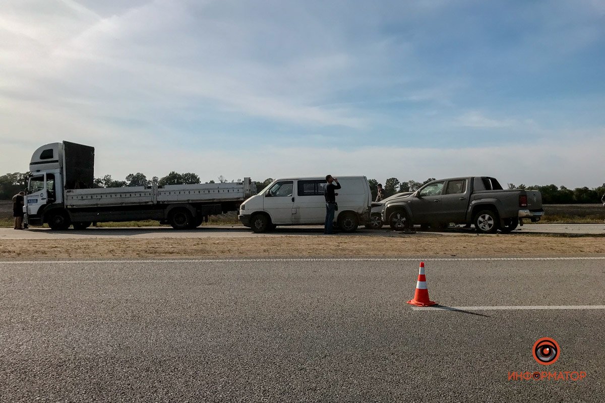 На трассе Днепр - Запорожье из-за масштабного пожара произошло ДТП с участием 5 машин 23