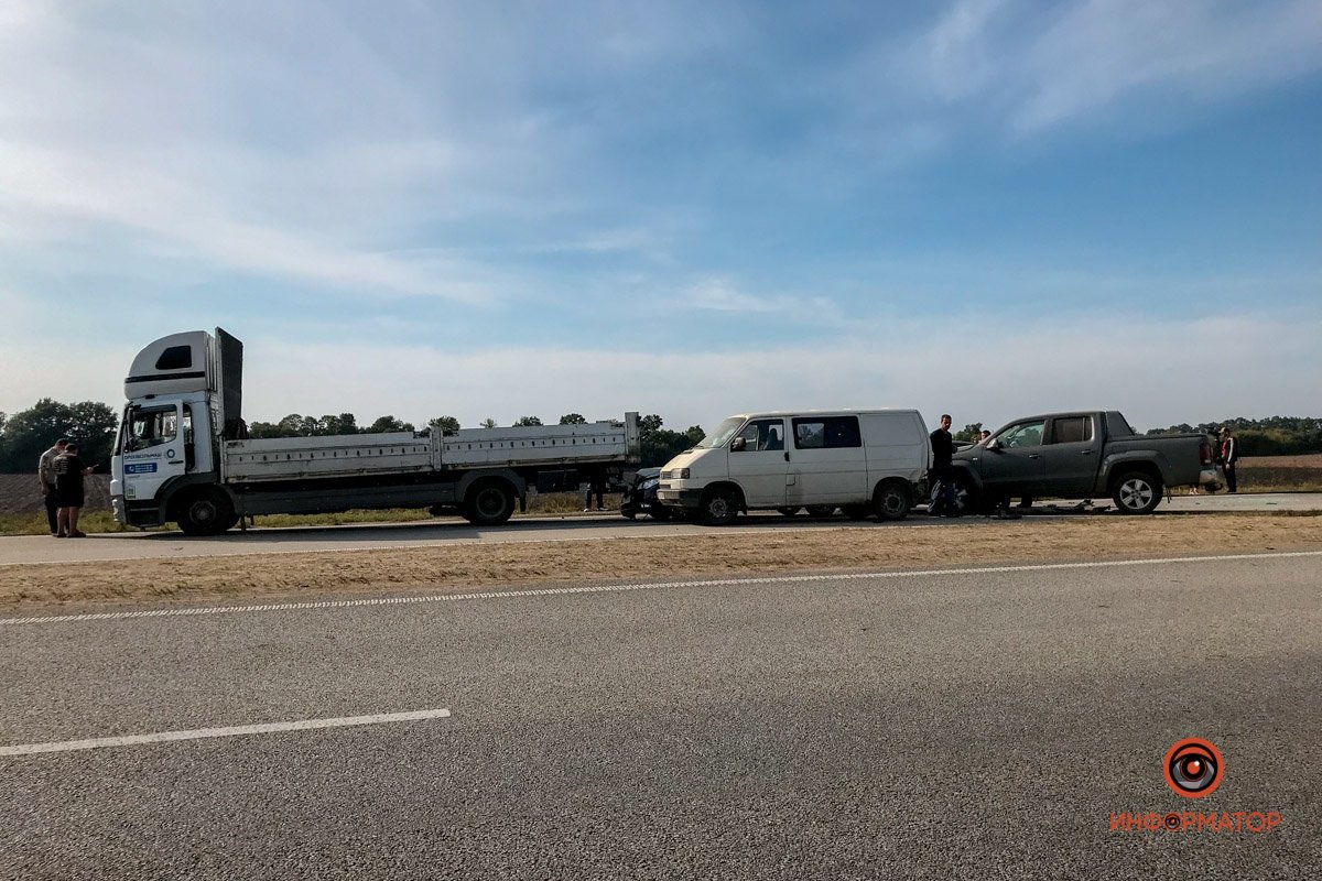 На трассе Днепр - Запорожье из-за масштабного пожара произошло ДТП с участием 5 машин 24