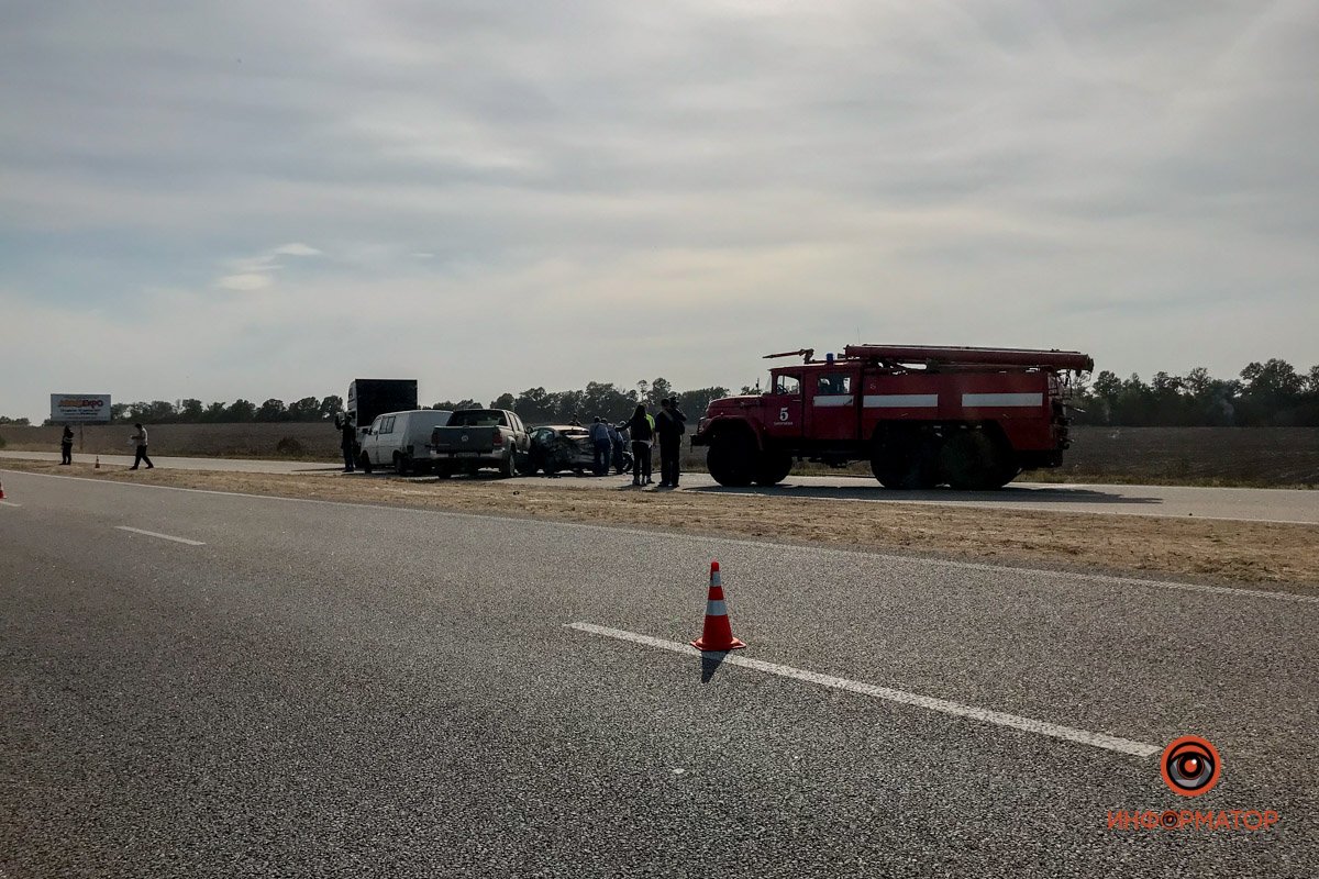 На трассе Днепр - Запорожье из-за масштабного пожара произошло ДТП с участием 5 машин 25