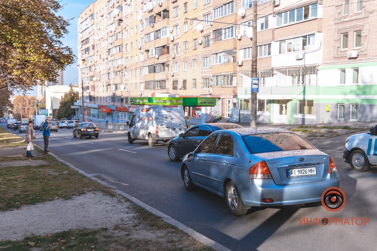 Женщина переходила дорогу в неположенном месте Женщина переходила дорогу в неположенном месте