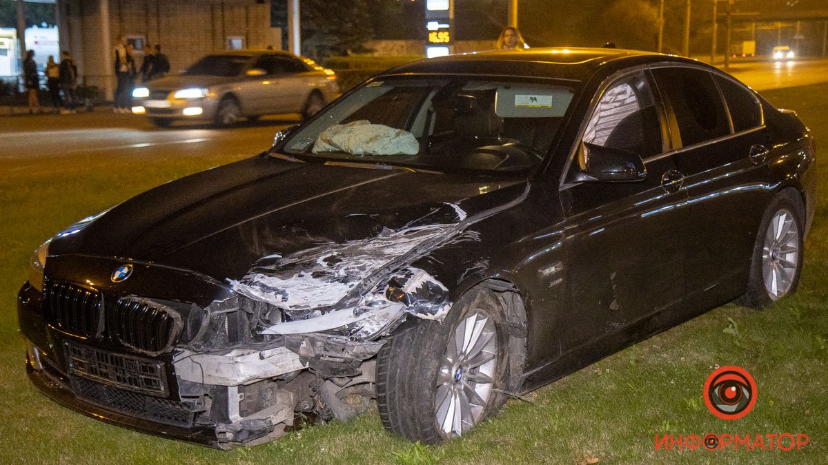 В Днепре на съезде с Кайдакского моста BMW врезался в Hyundai: обе машины  вылетели в кювет