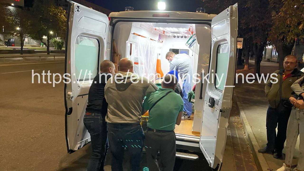 В Кривом Роге водитель BMW влетел в остановку: его друзья избили прохожего 1