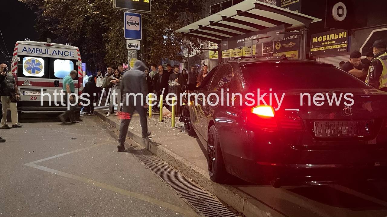 В Кривом Роге водитель BMW влетел в остановку: его друзья избили прохожего 2