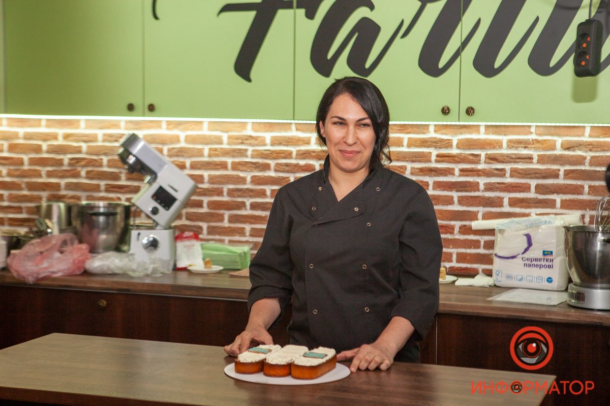 Гордый мастер со своей работой 