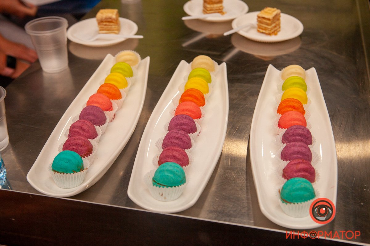 Глаза расплываются от взрыва цветов, а руки тянутся попробовать 