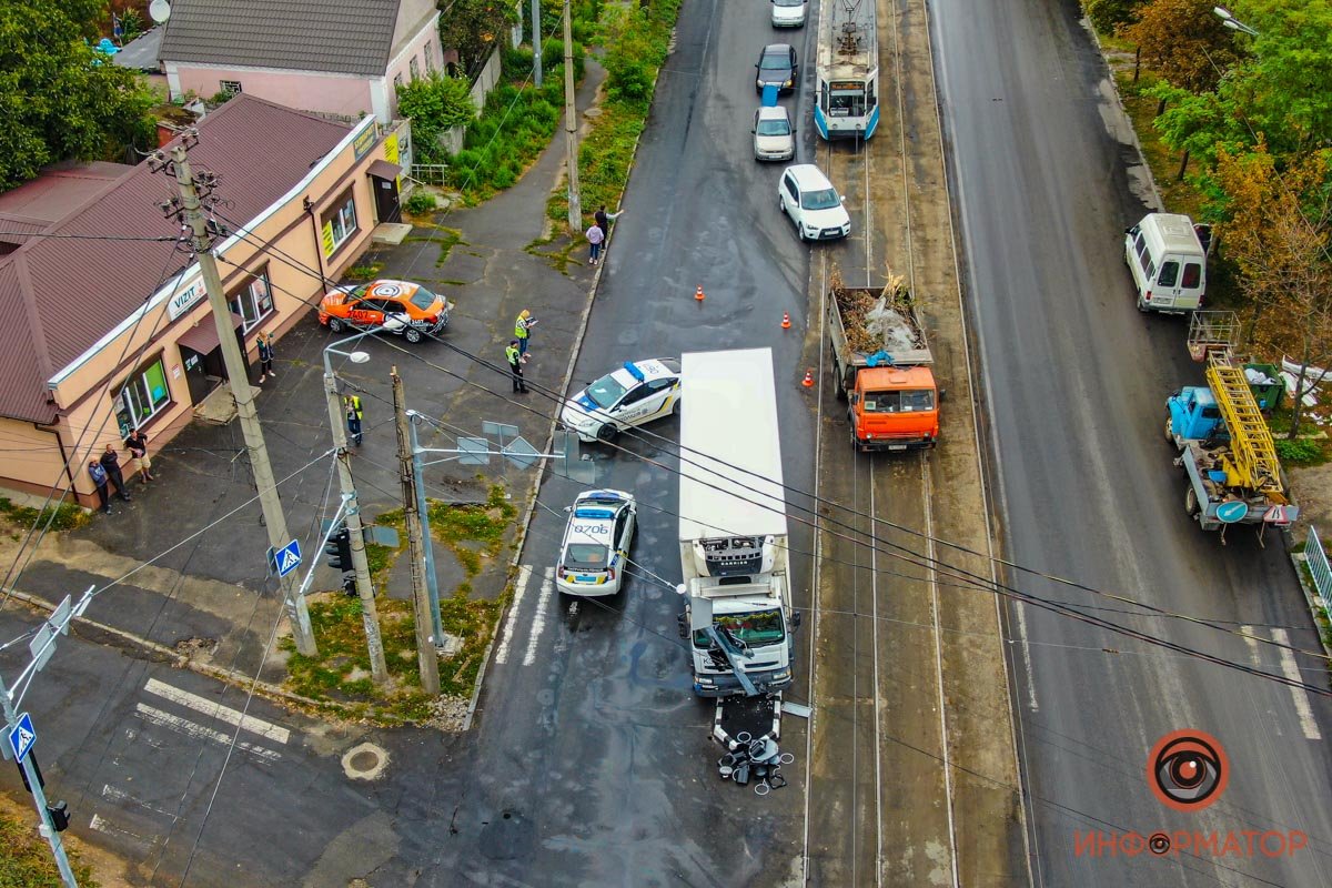 В Днепре на проспекте Свободы грузовик Renault врезался в новый светофор: остановилось движение трамваев 1