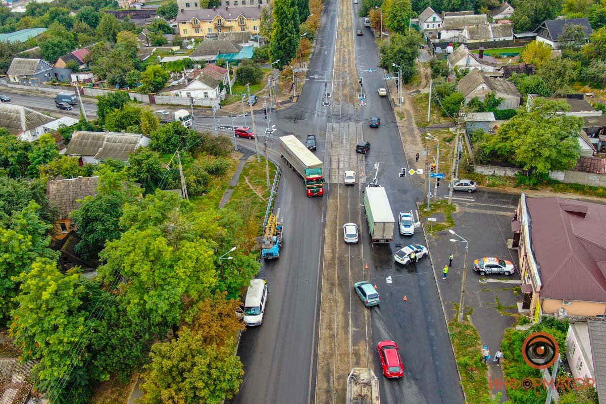 В Днепре на проспекте Свободы грузовик Renault врезался в новый светофор: остановилось движение трамваев 2