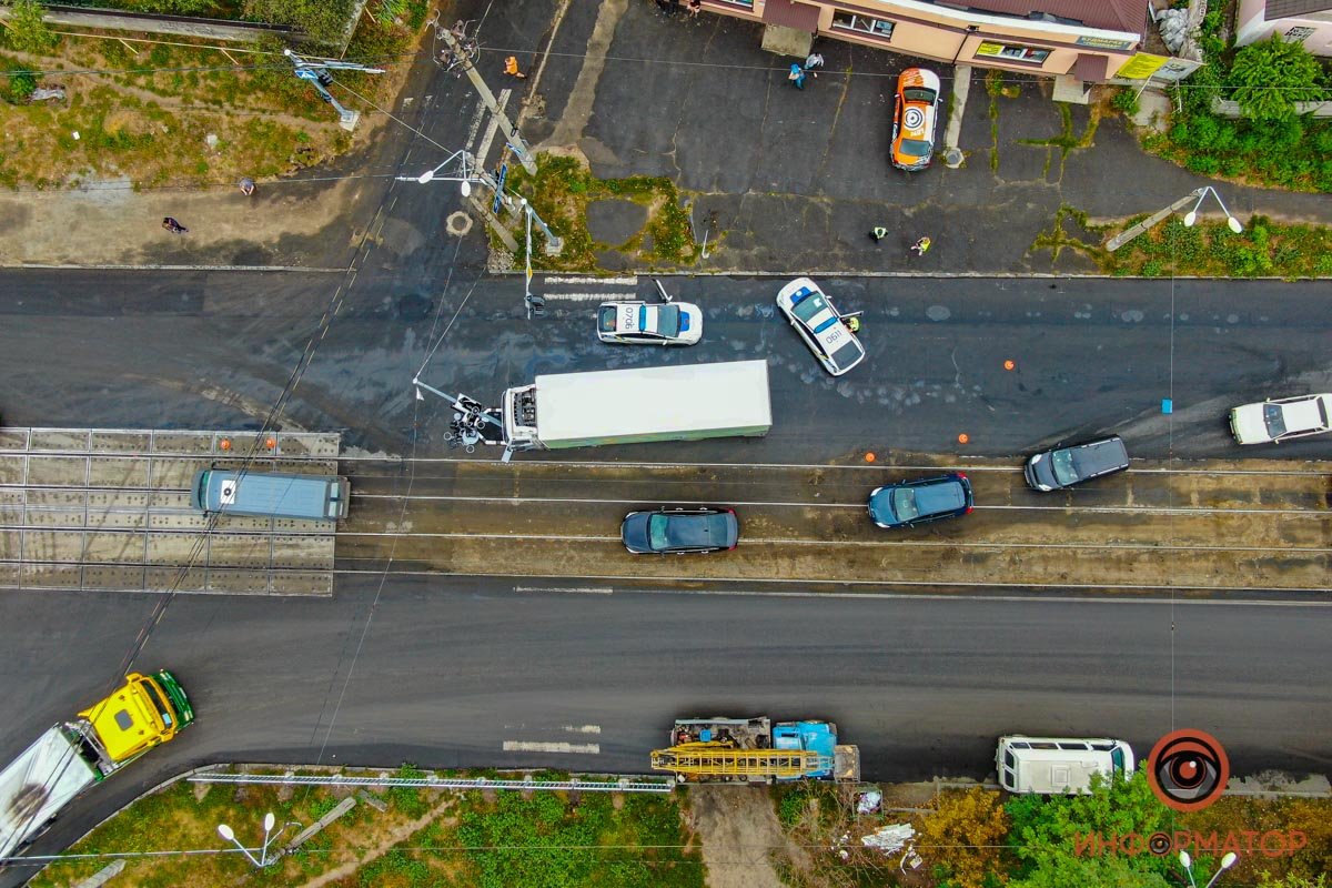 В Днепре на проспекте Свободы грузовик Renault врезался в новый светофор: остановилось движение трамваев 3