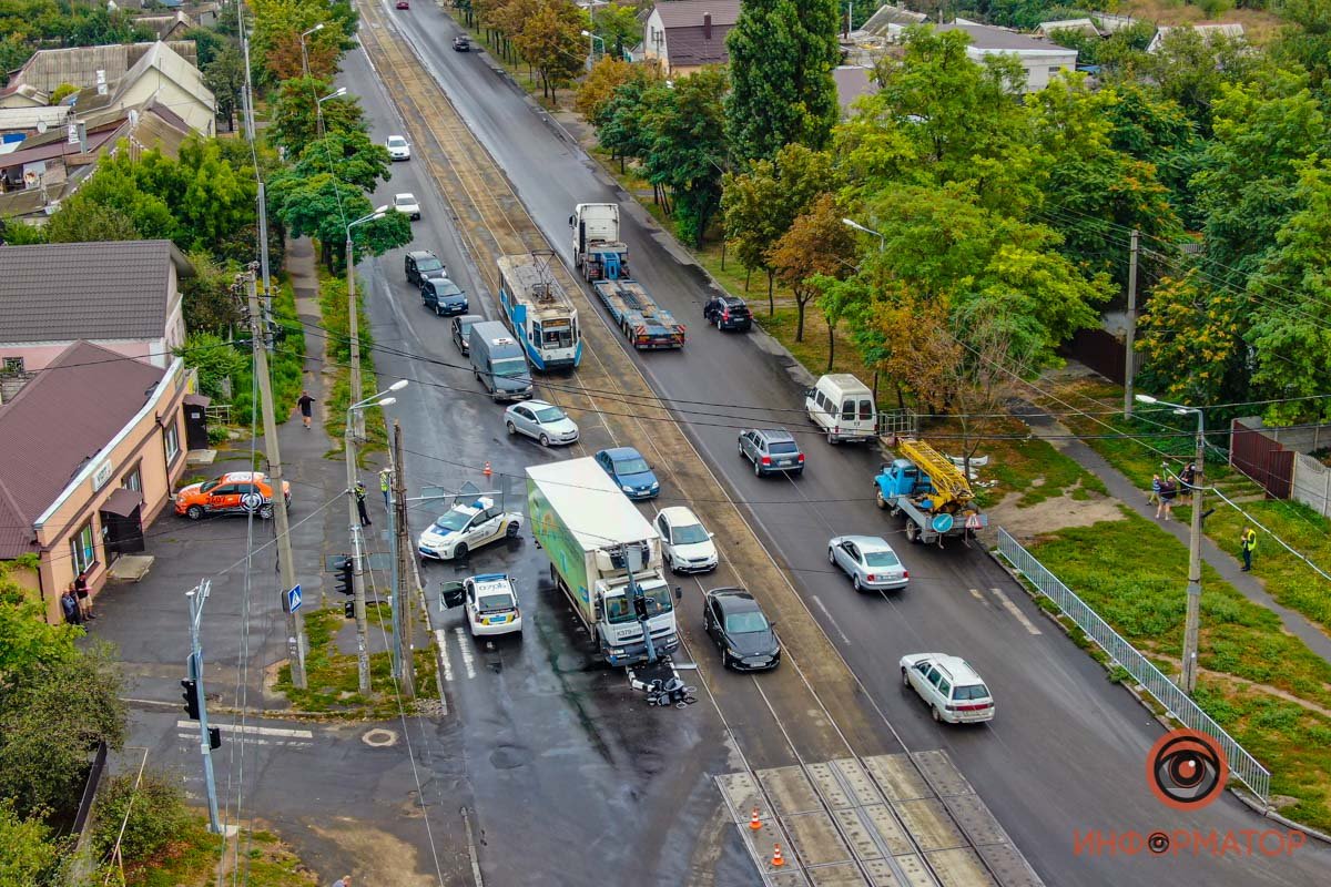 В Днепре на проспекте Свободы грузовик Renault врезался в новый светофор: остановилось движение трамваев 4