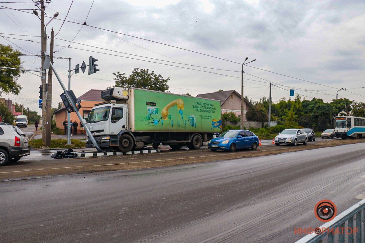 В Днепре на проспекте Свободы грузовик Renault врезался в новый светофор: остановилось движение трамваев 5