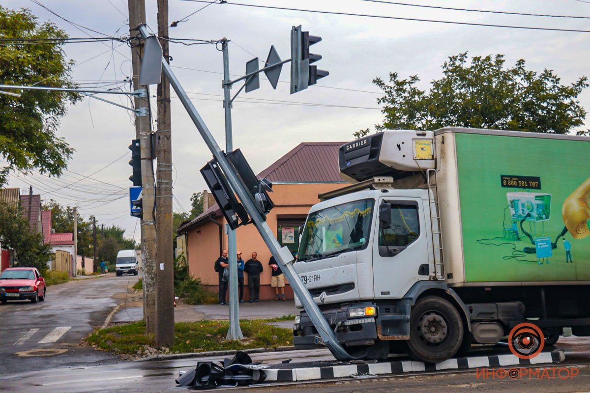 В Днепре на проспекте Свободы грузовик Renault врезался в новый светофор: остановилось движение трамваев 6