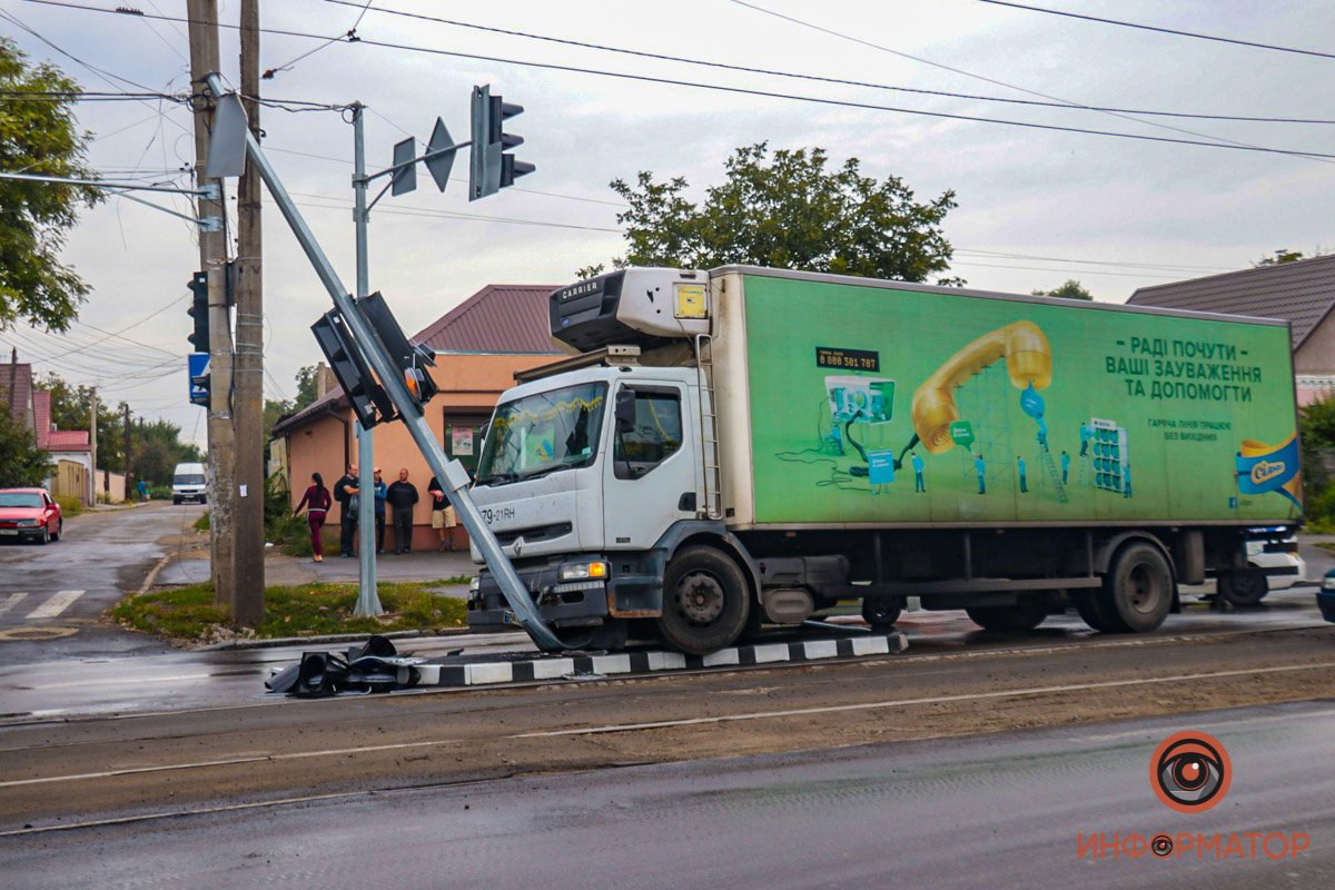 В Днепре на проспекте Свободы грузовик Renault врезался в новый светофор: остановилось движение трамваев 7