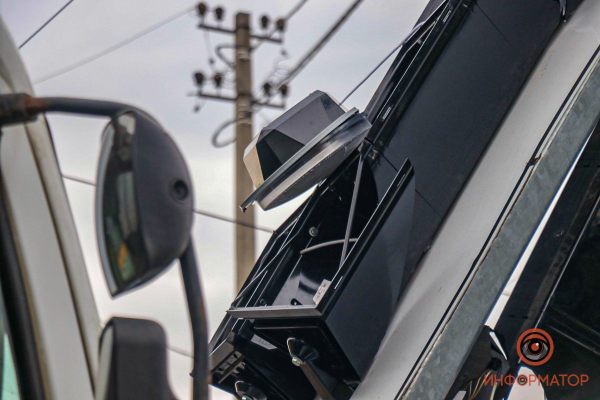 В Днепре на проспекте Свободы грузовик Renault врезался в новый светофор: остановилось движение трамваев 8