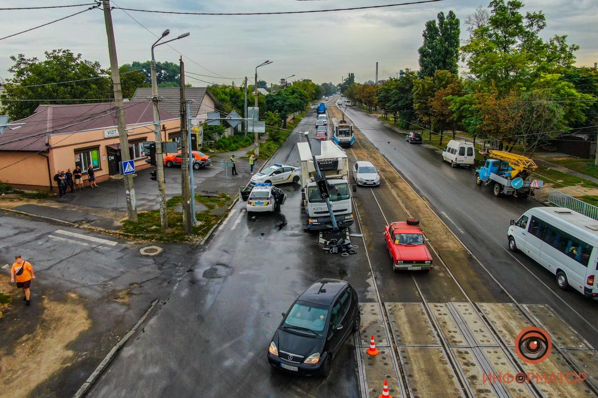 В Днепре на проспекте Свободы грузовик Renault врезался в новый светофор: остановилось движение трамваев 9