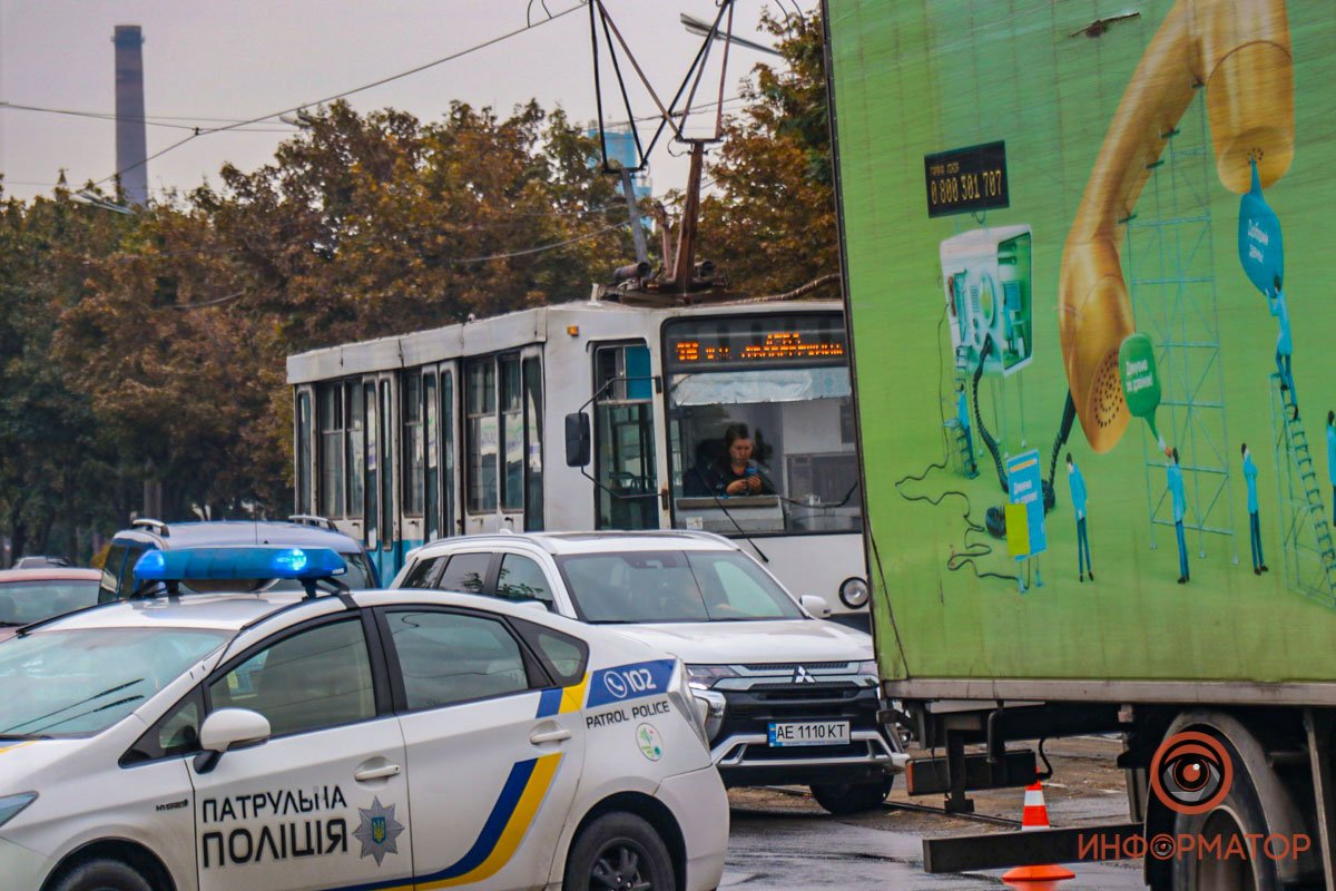 В Днепре на проспекте Свободы грузовик Renault врезался в новый светофор: остановилось движение трамваев 11