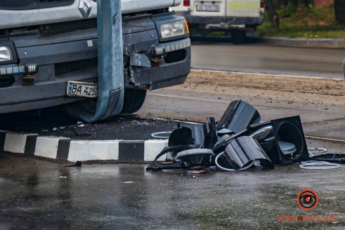 В Днепре на проспекте Свободы грузовик Renault врезался в новый светофор: остановилось движение трамваев 12