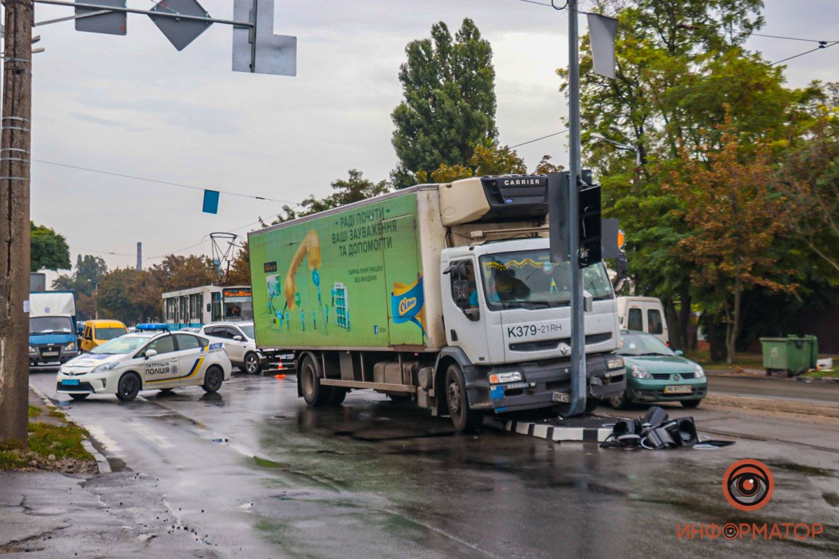 В Днепре на проспекте Свободы грузовик Renault врезался в новый светофор: остановилось движение трамваев 13