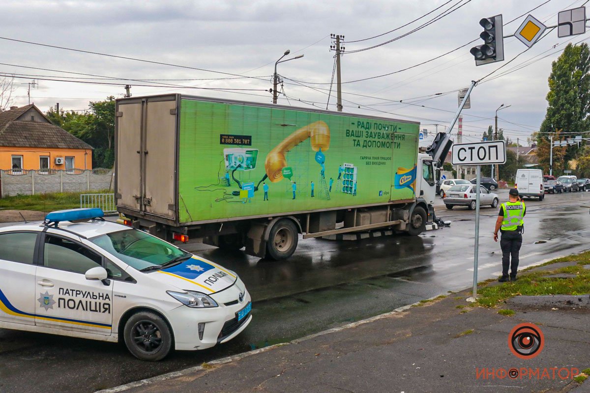 В Днепре на проспекте Свободы грузовик Renault врезался в новый светофор: остановилось движение трамваев 14