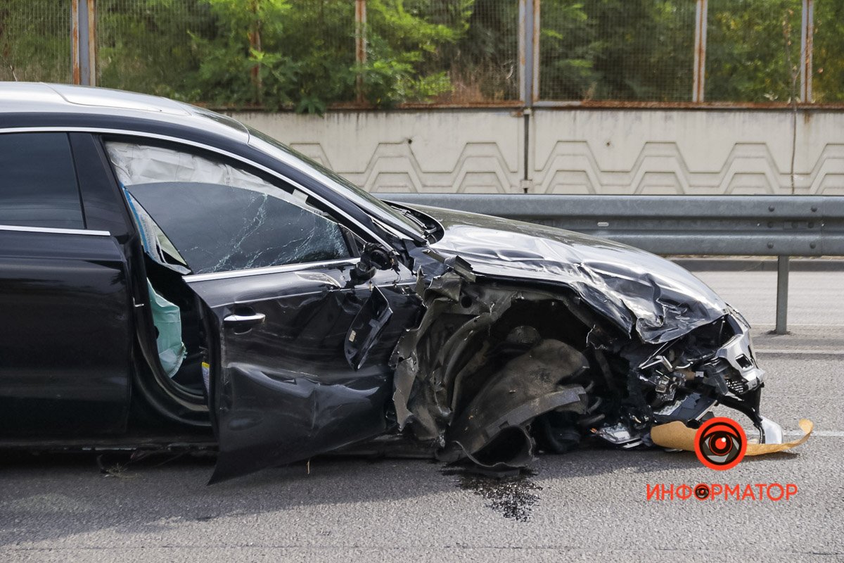 Здесь автомобиль Audi влетел в Kia и зацепил Toyota Здесь автомобиль Audi влетел в Kia и зацепил Toyota