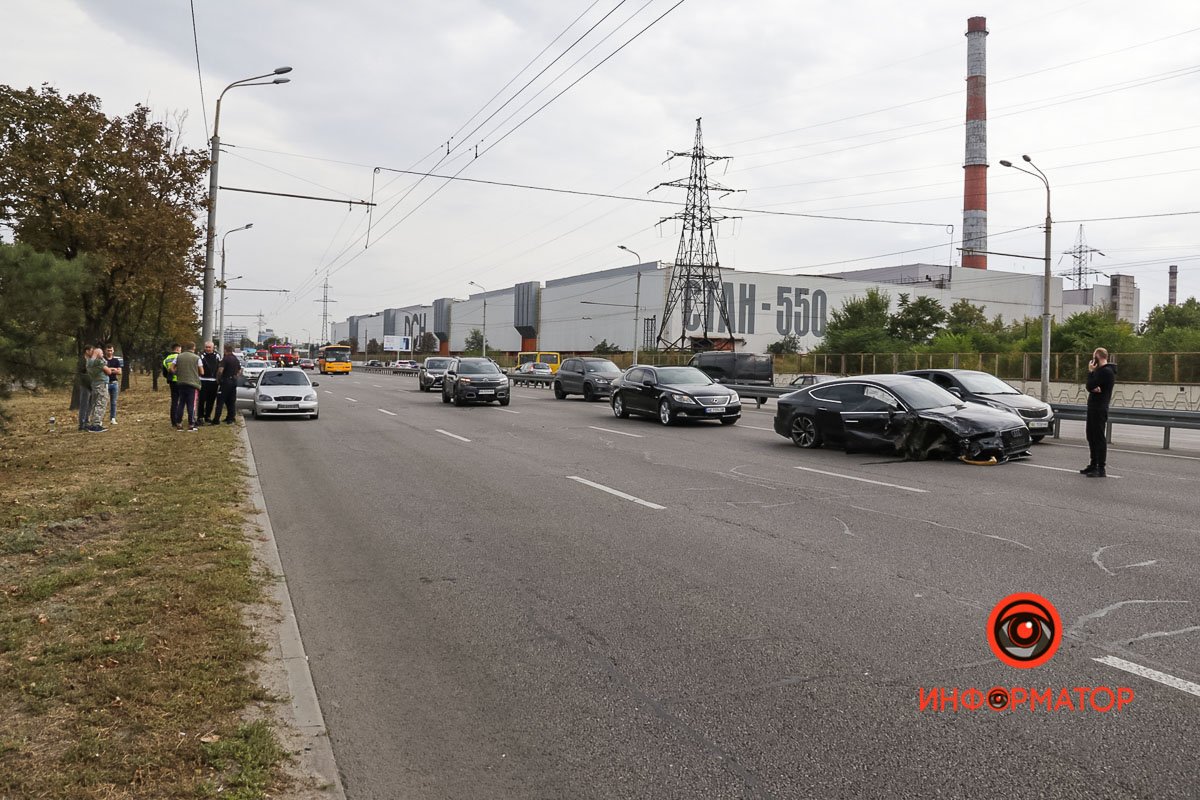 В Днепре на Набережной Заводской Audi на скорости влетел в Kia и задел Toyota: спасатели вырезали девушку из салона 4