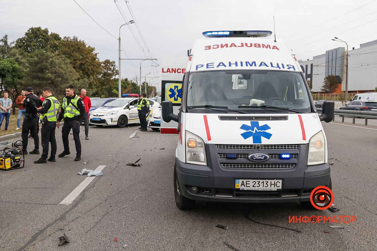 В Днепре на Набережной Заводской Audi на скорости влетел в Kia и задел Toyota: спасатели вырезали девушку из салона 5