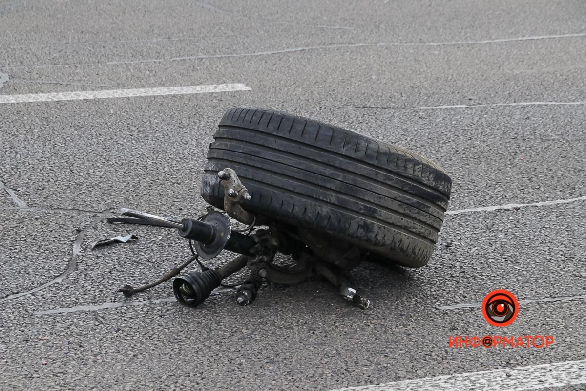 В Днепре на Набережной Заводской Audi на скорости влетел в Kia и задел Toyota: спасатели вырезали девушку из салона 6