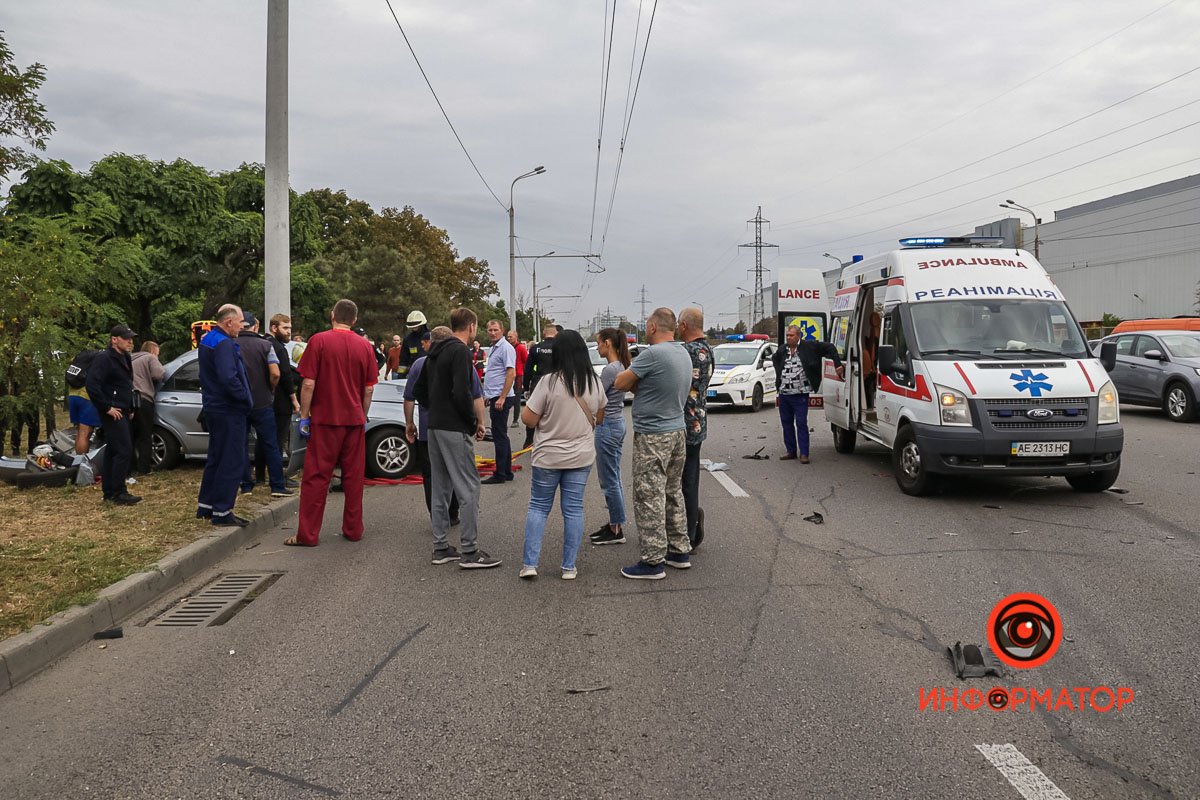 В Днепре на Набережной Заводской Audi на скорости влетел в Kia и задел Toyota: спасатели вырезали девушку из салона 8