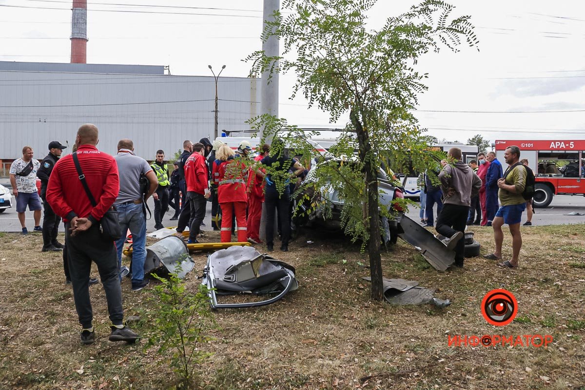 В Днепре на Набережной Заводской Audi на скорости влетел в Kia и задел Toyota: спасатели вырезали девушку из салона 11