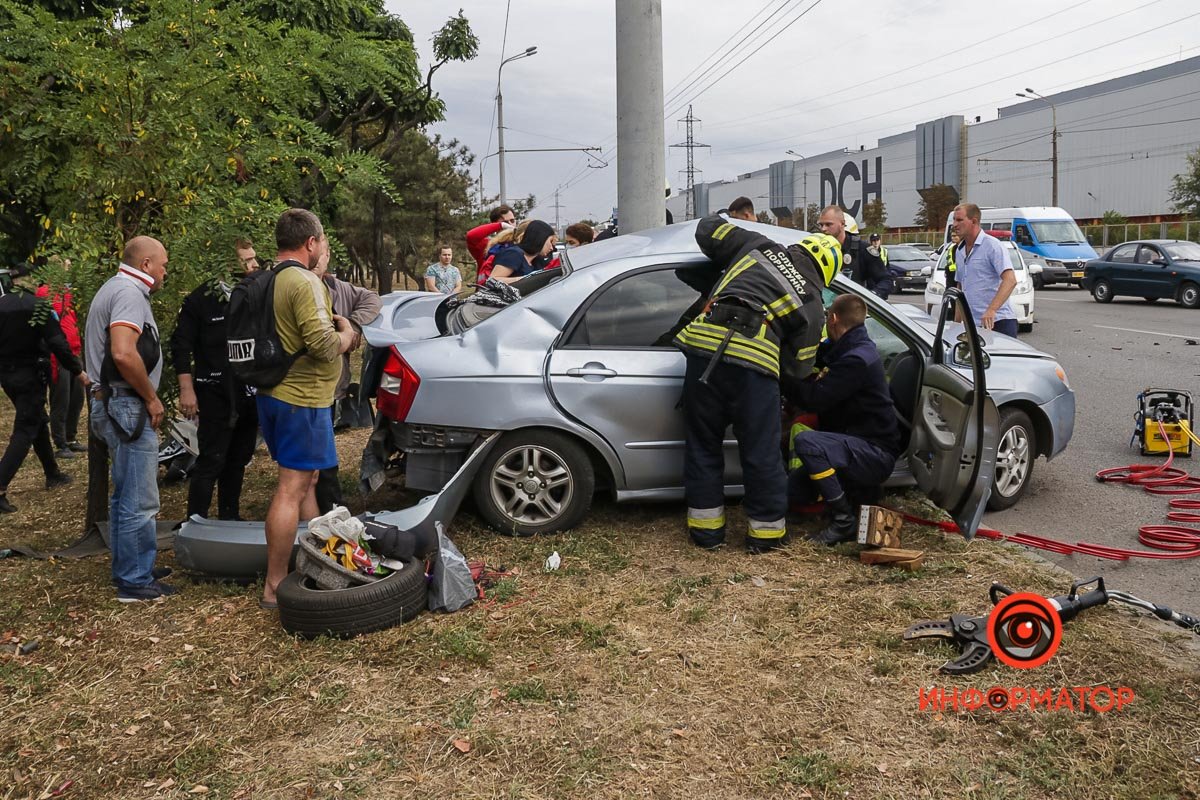 В Днепре на Набережной Заводской Audi на скорости влетел в Kia и задел Toyota: спасатели вырезали девушку из салона 12