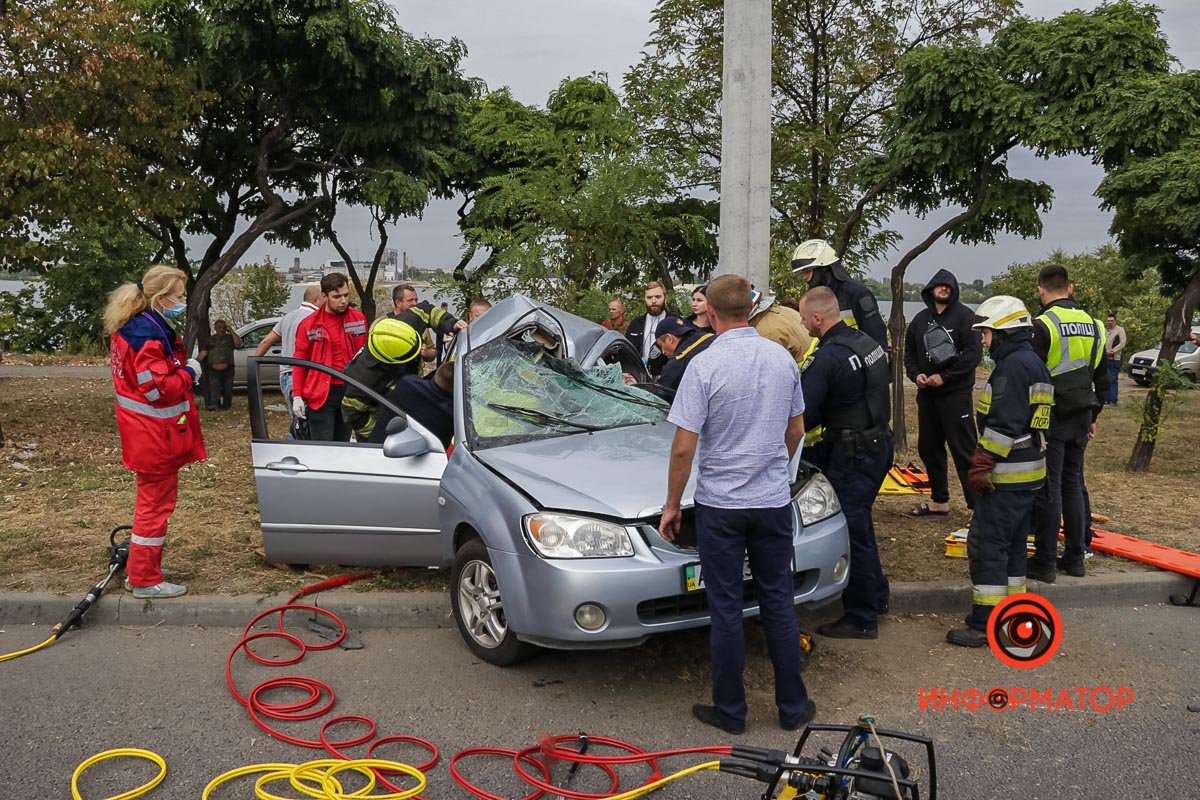 В Днепре на Набережной Заводской Audi на скорости влетел в Kia и задел Toyota: спасатели вырезали девушку из салона 13