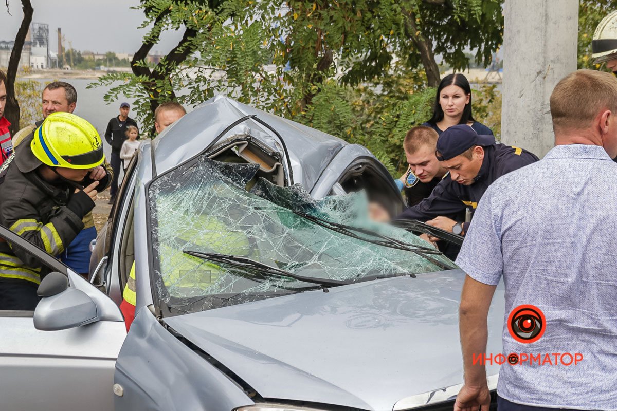 В Днепре на Набережной Заводской Audi на скорости влетел в Kia и задел Toyota: спасатели вырезали девушку из салона 15