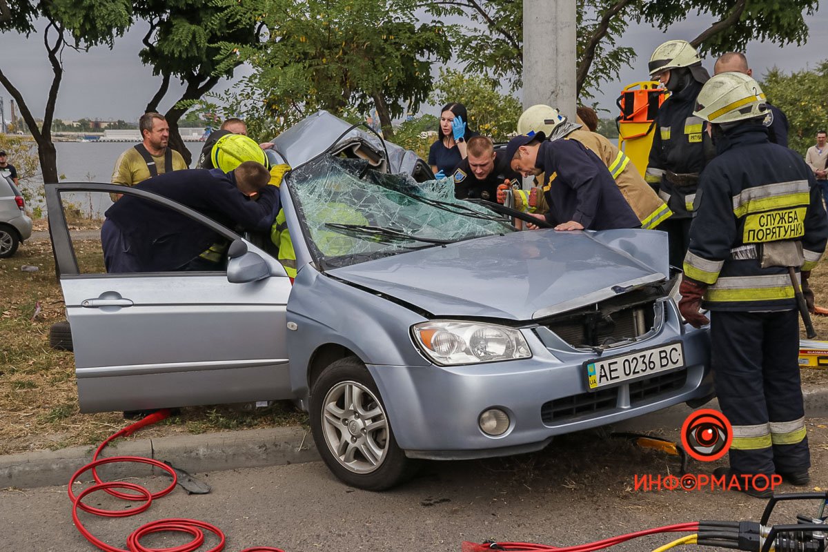 В Днепре на Набережной Заводской Audi на скорости влетел в Kia и задел Toyota: спасатели вырезали девушку из салона 16