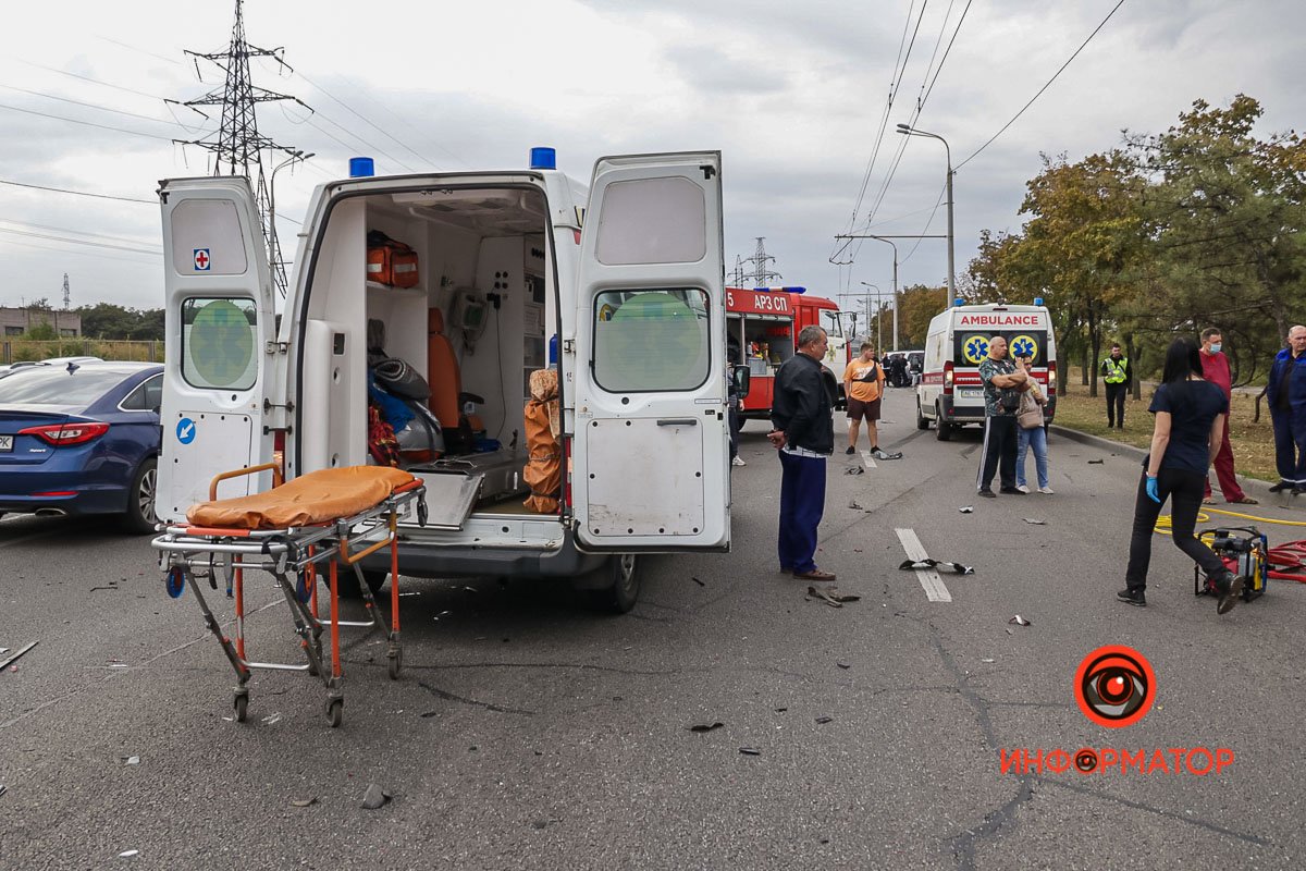 В Днепре на Набережной Заводской Audi на скорости влетел в Kia и задел Toyota: спасатели вырезали девушку из салона 17