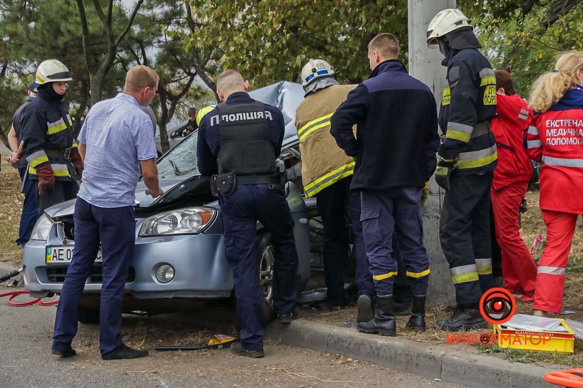 В Днепре на Набережной Заводской Audi на скорости влетел в Kia и задел Toyota: спасатели вырезали девушку из салона 18