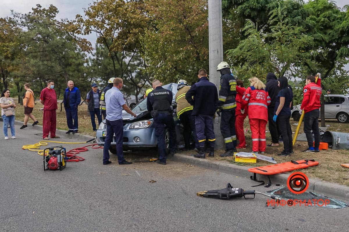 В Днепре на Набережной Заводской Audi на скорости влетел в Kia и задел Toyota: спасатели вырезали девушку из салона 19