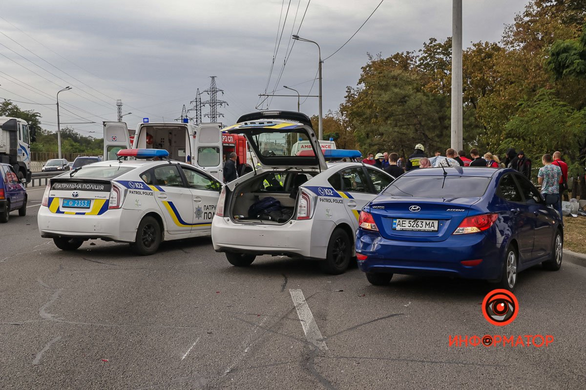 В Днепре на Набережной Заводской Audi на скорости влетел в Kia и задел Toyota: спасатели вырезали девушку из салона 21