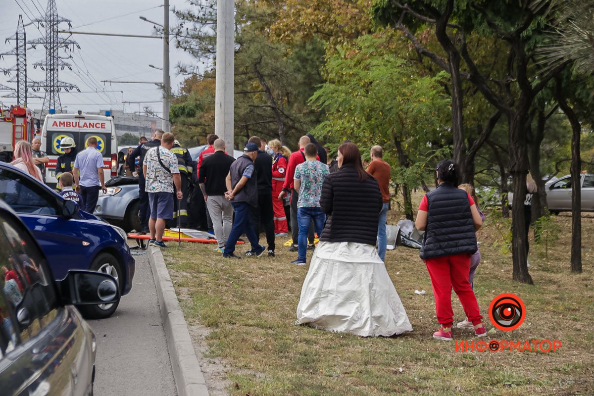 В Днепре на Набережной Заводской Audi на скорости влетел в Kia и задел Toyota: спасатели вырезали девушку из салона 22