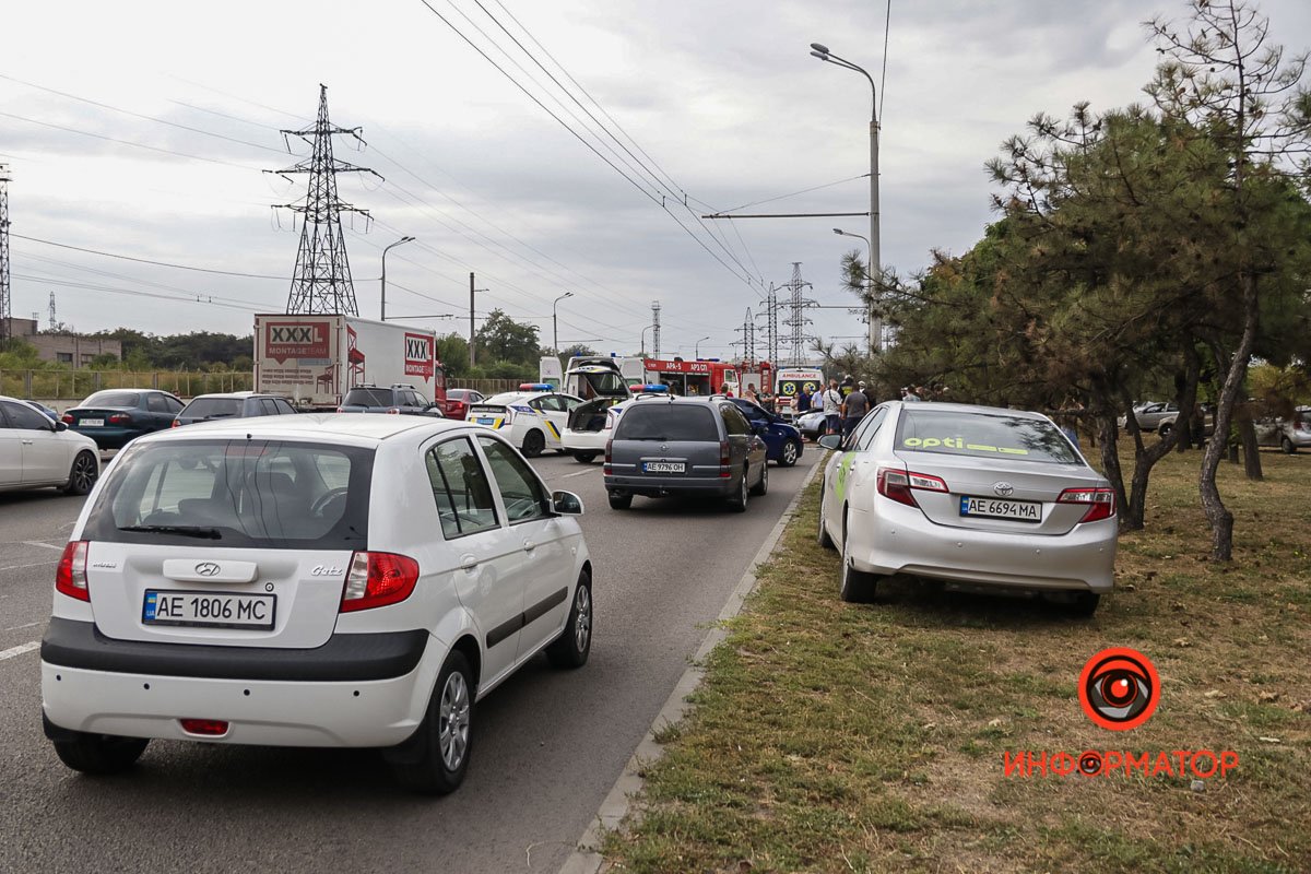 В Днепре на Набережной Заводской Audi на скорости влетел в Kia и задел Toyota: спасатели вырезали девушку из салона 23