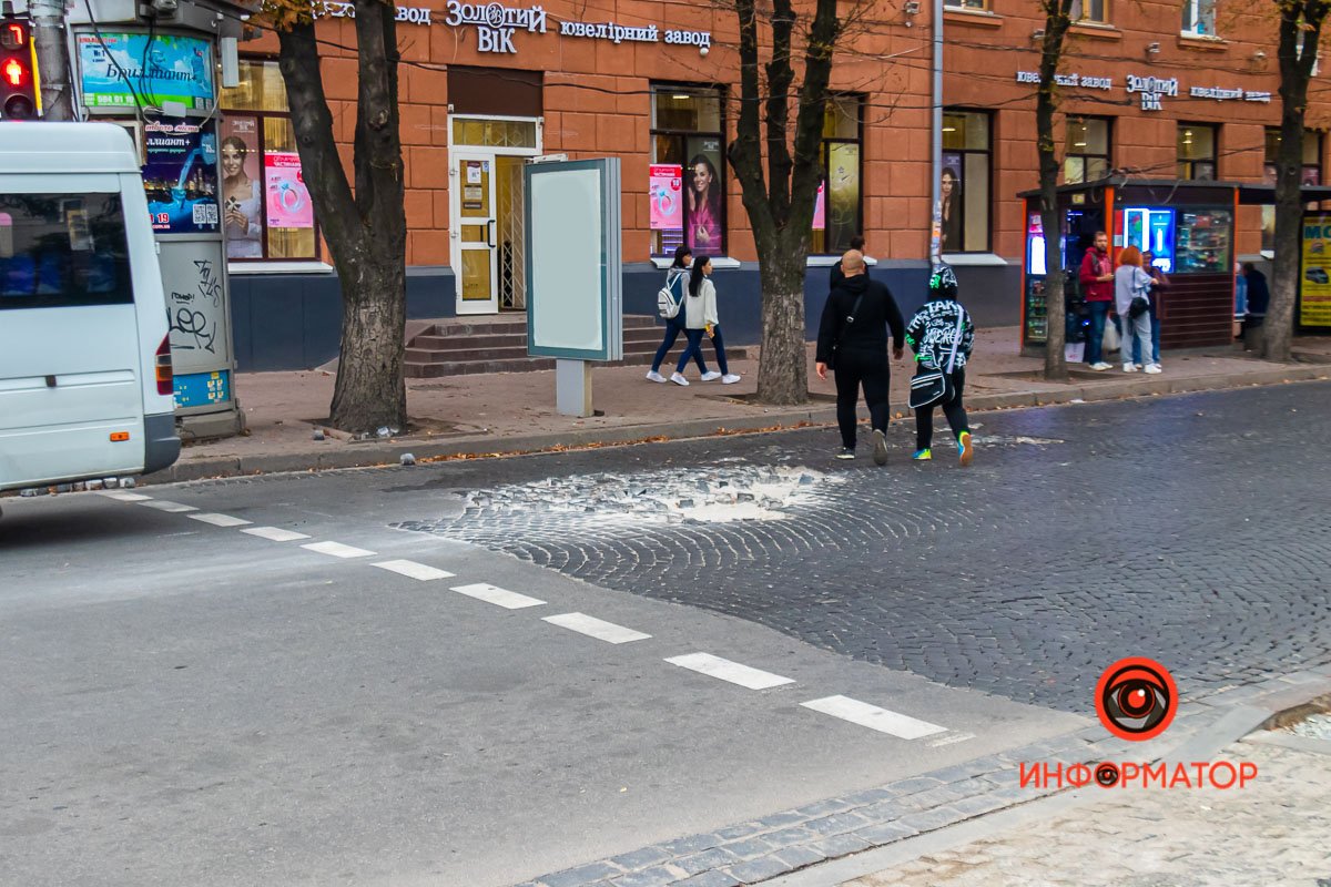 На проспекте Яворницкого разрушилась брусчатка