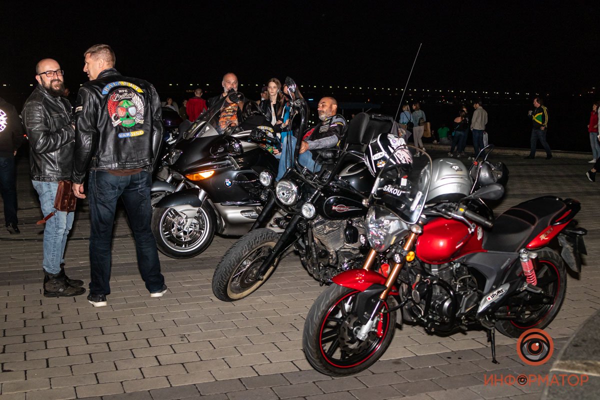 Те, кто собрались не только почтить память погибших, но и продемонстрировать, что они еще живы 