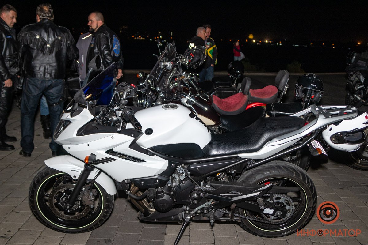 Каждый пришел показать себя, транспорт здесь самый различный и удивительный 