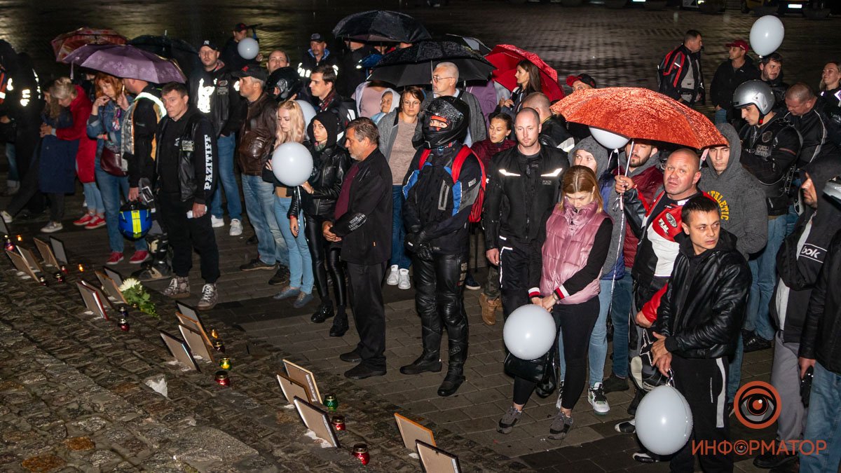 После заезда все собрались ради того, чтоб зажечь свечи и постоять в тишине, вспоминая о тех, кого потеряли 