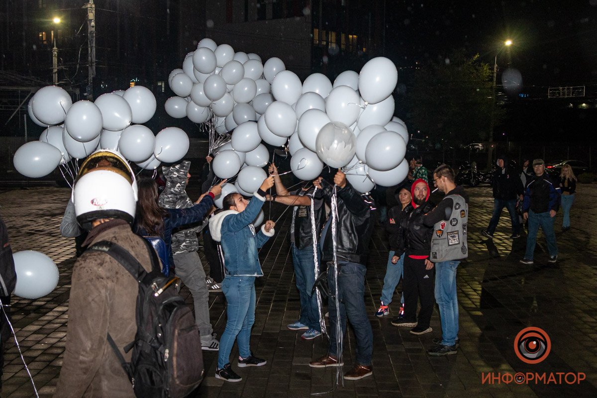 После церемонной минуты молчания, все участники запускали в небо белые воздушные шары