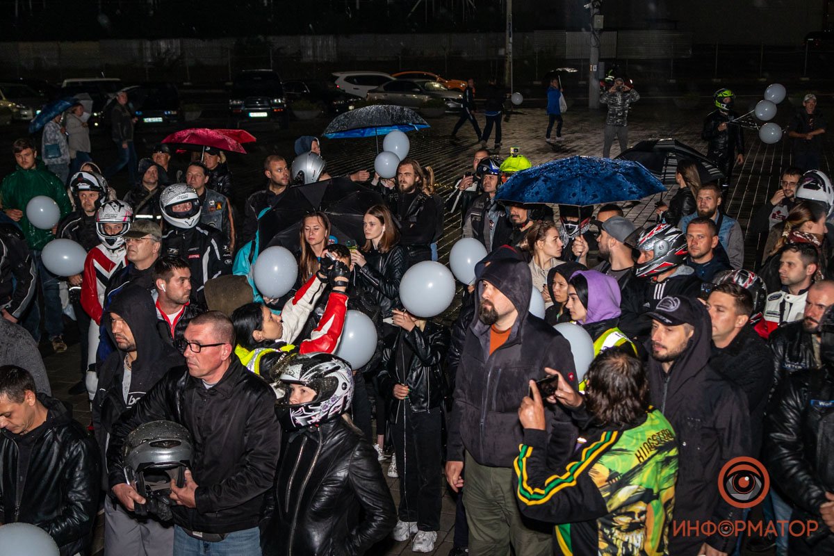 Нужно отпустить тоску вместе с шариками в небо 