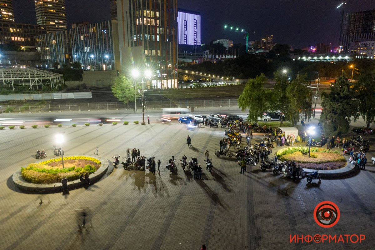 Общий план на фото собрания мотоциклистов 