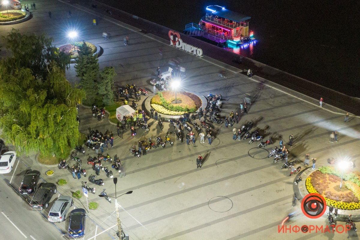 Все те, кто собрались почтить память погибших 