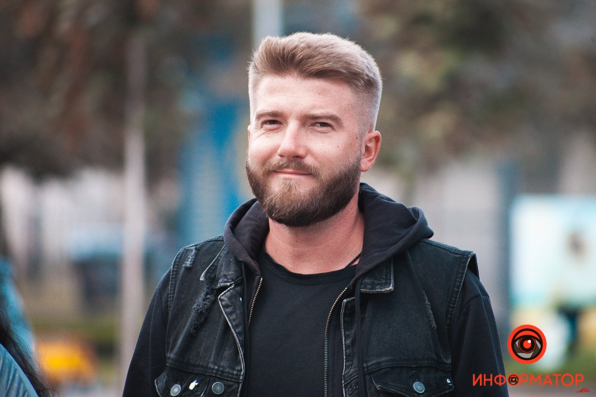 Что-то замышляет