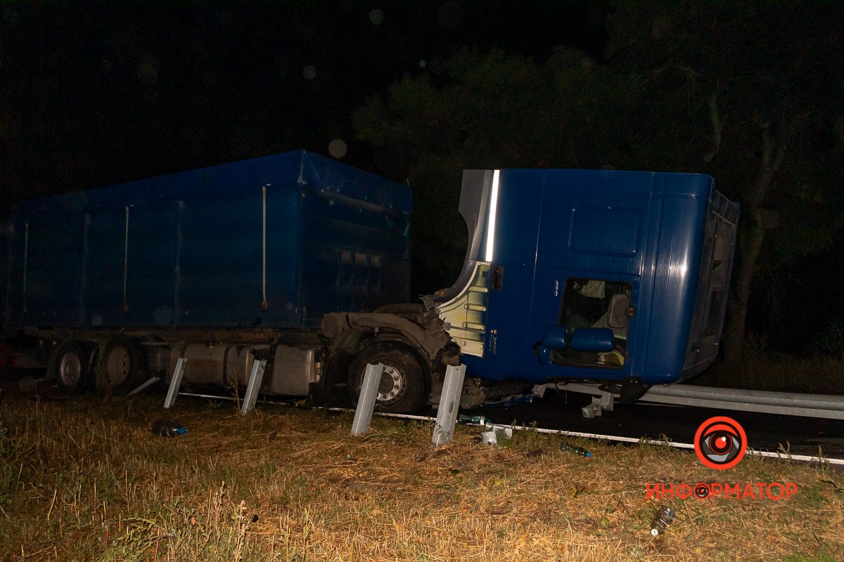 Отбойник не выдержал удара Отбойник не выдержал удара