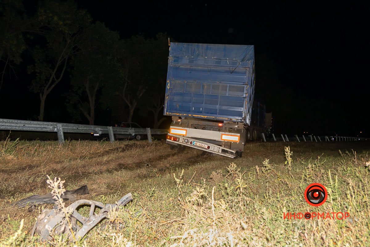 Куски отбойника разбросаны по округе Куски отбойника разбросаны по округе